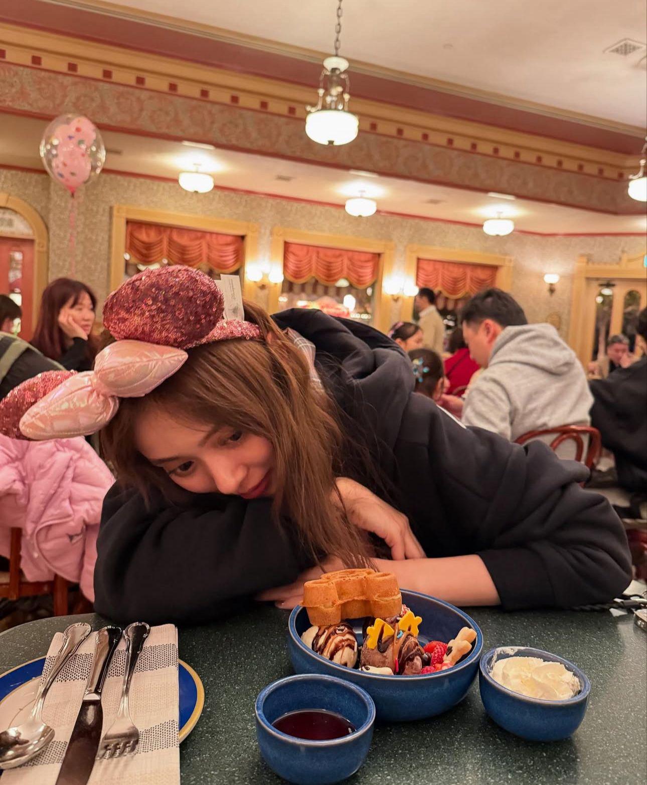 內田理央現身香港,更到迪士尼樂園打卡。