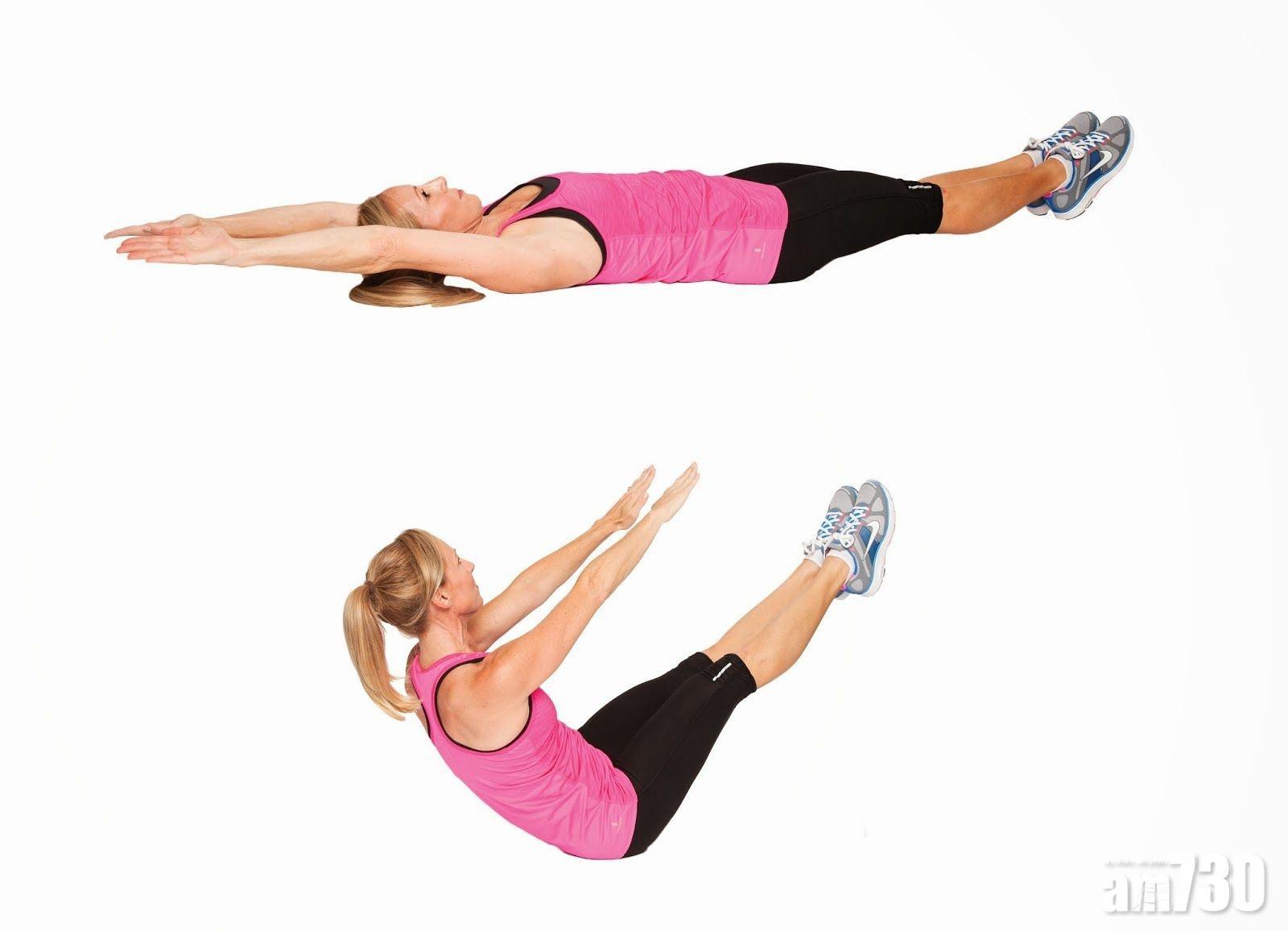 V Crunch先仰臥於瑜伽墊上,挺胸收腹,雙手向頭頂方向平放