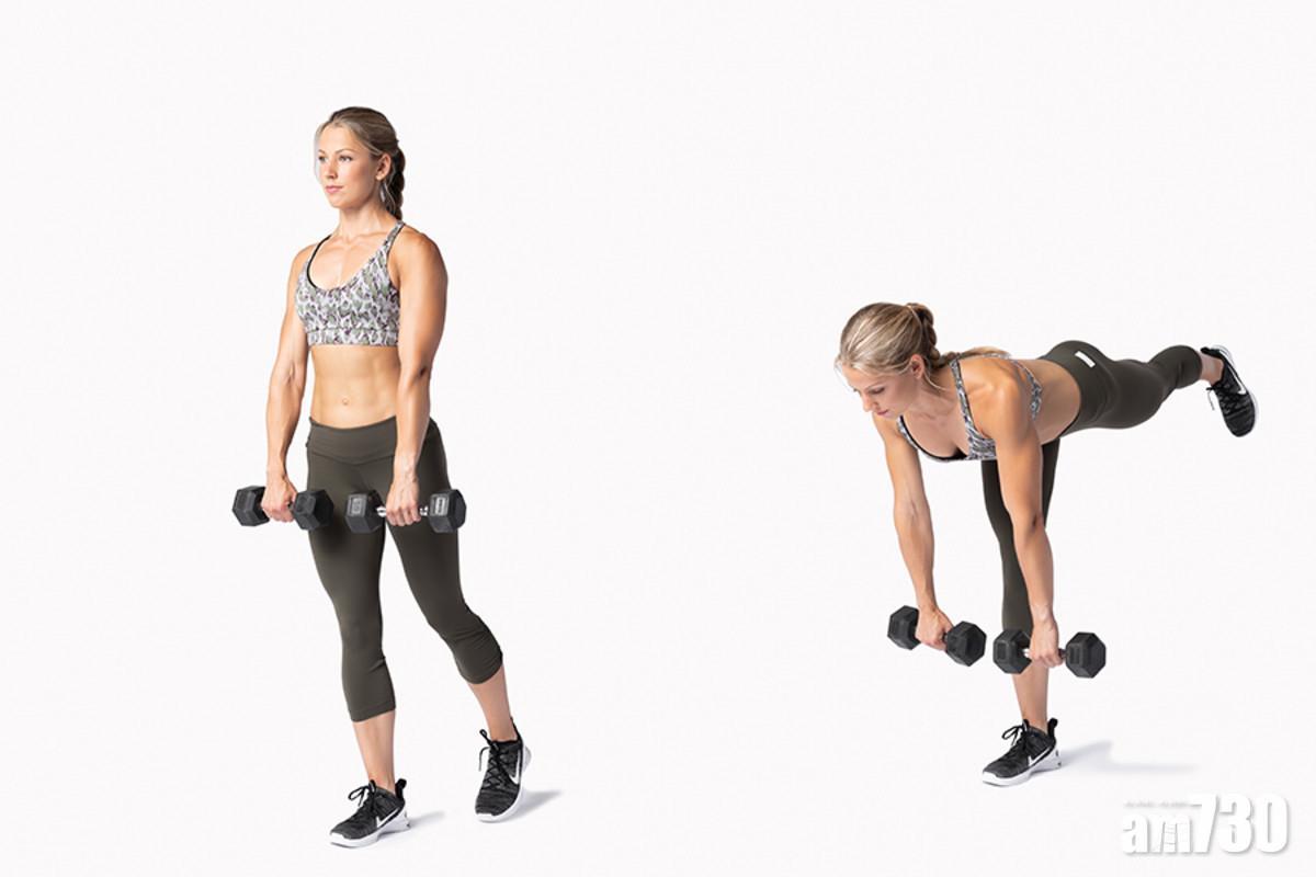 單腳硬拉手持輕磅啞鈴,採站姿,雙腿分開約肩闊,保持挺胸收腹