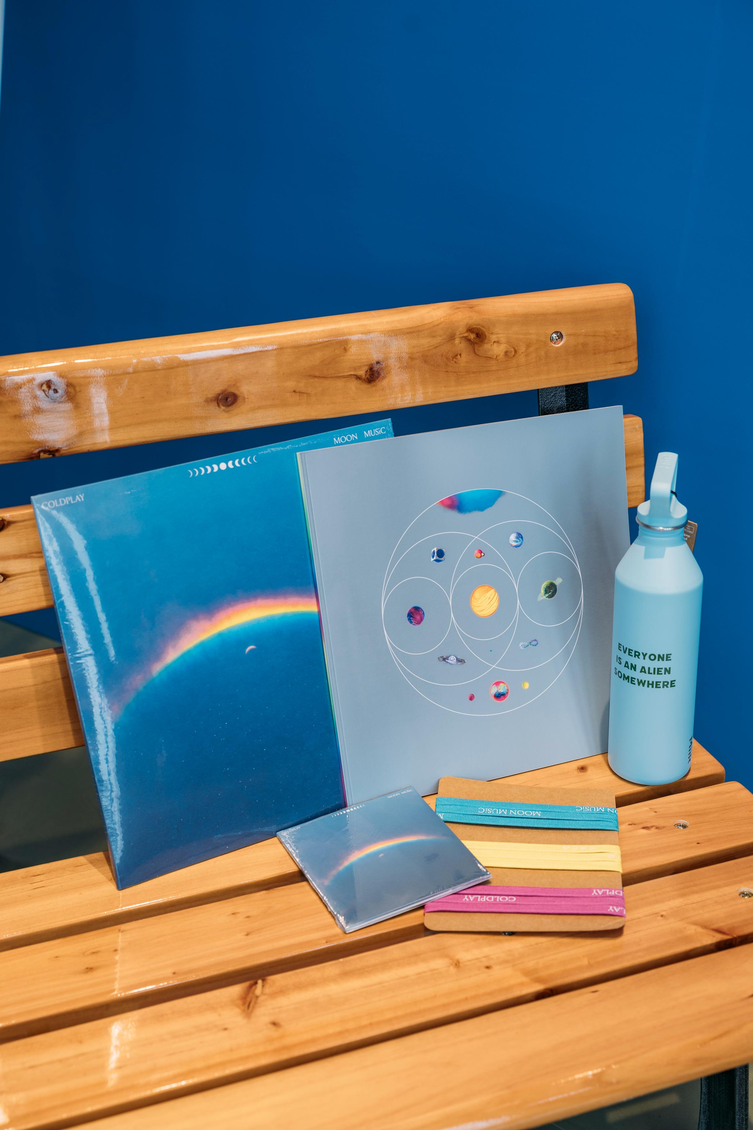 Coldplay Moon Music Pop-up at AIRSIDE帶來一系列巡演周邊商品。