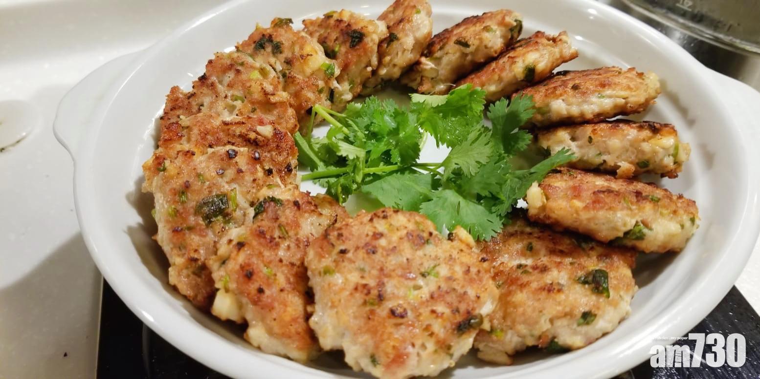 可以在藕餅中加入芫荽,令香氣更突出。