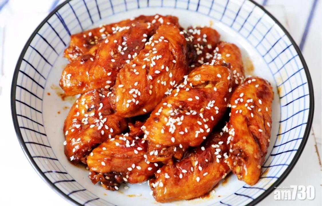 啤酒雞翼擺盤時加入芝麻更好看。