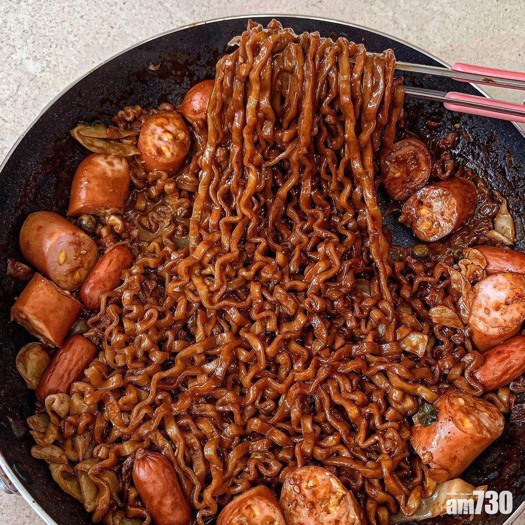 韓式料理|熱量爆炸的炸醬卡邦尼。(instagram @yamvvly)