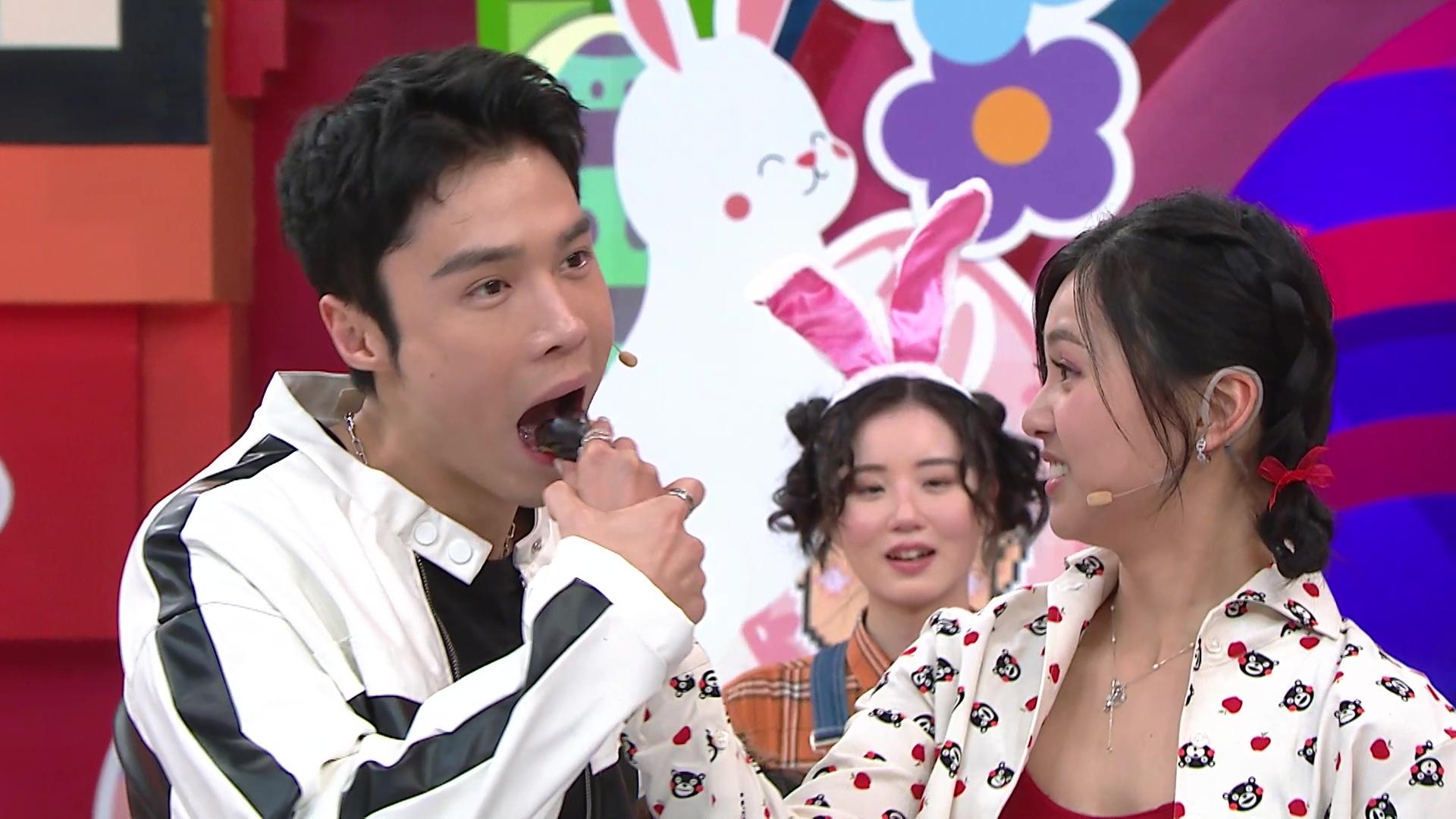 Rosita見丁丁挺身解圍,開心到拍手仔。