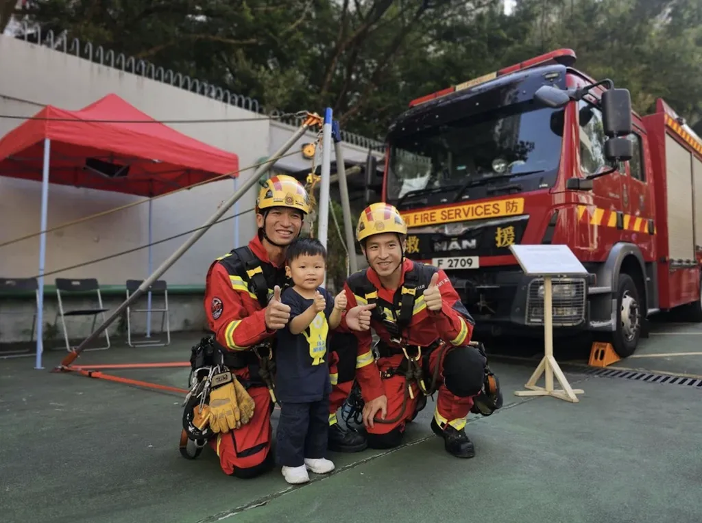 與消防員合照。(香港消防處圖片)