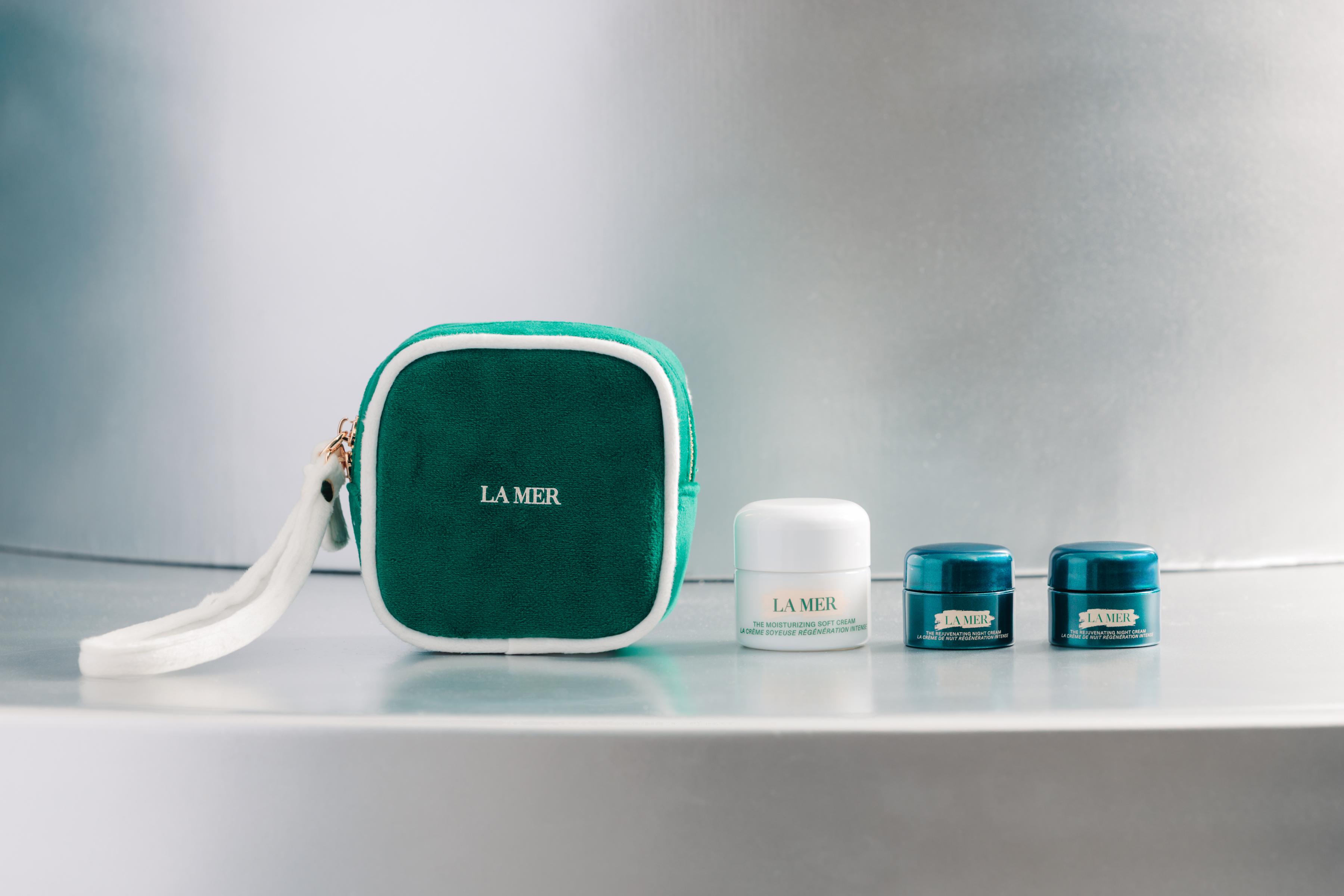 購買套裝更會送試用裝,這款禮物送的小巧化妝袋就非常可愛!