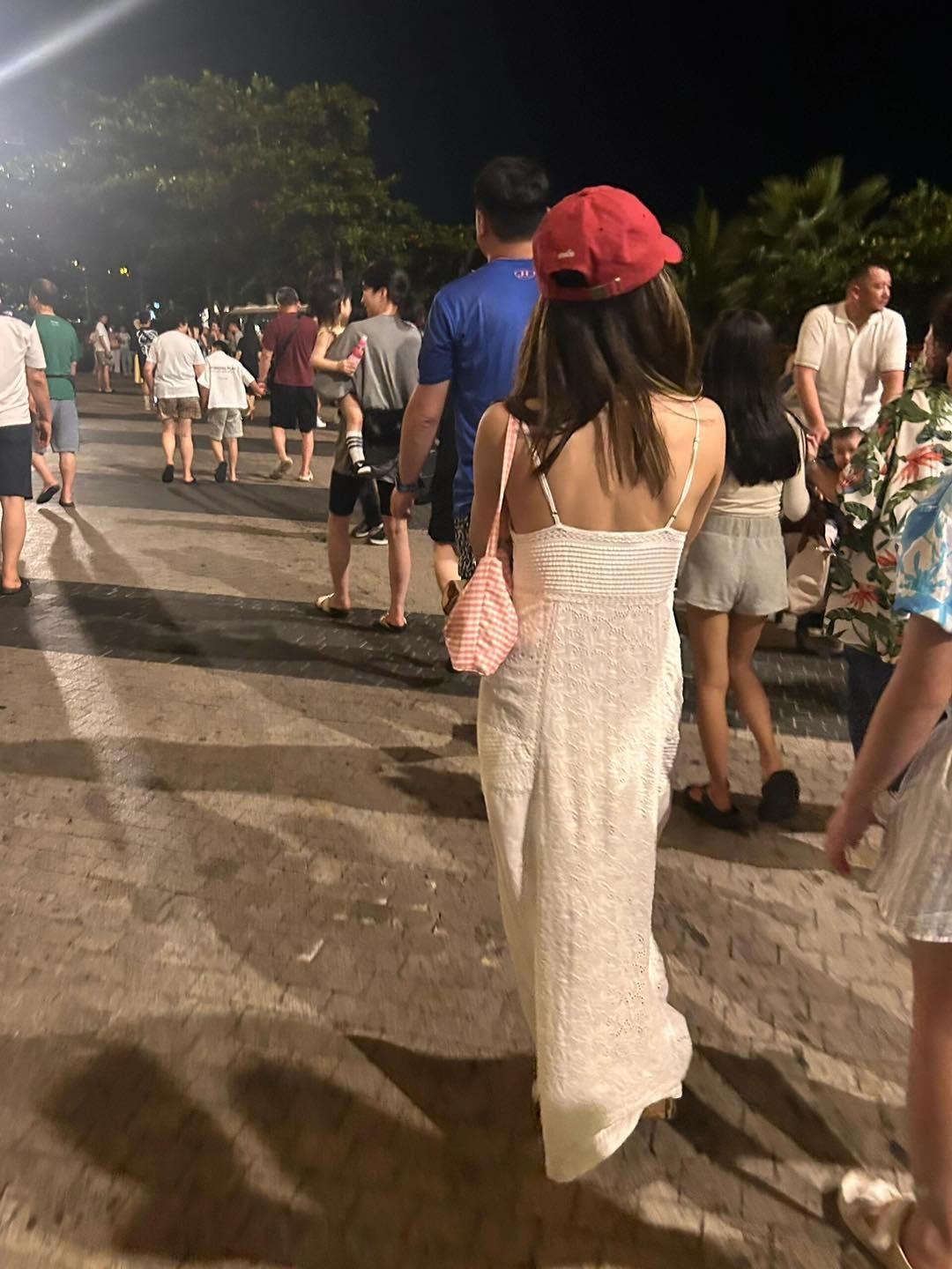 蔡依林早前外遊,被拍到用了emis格仔Hobo腋下包。