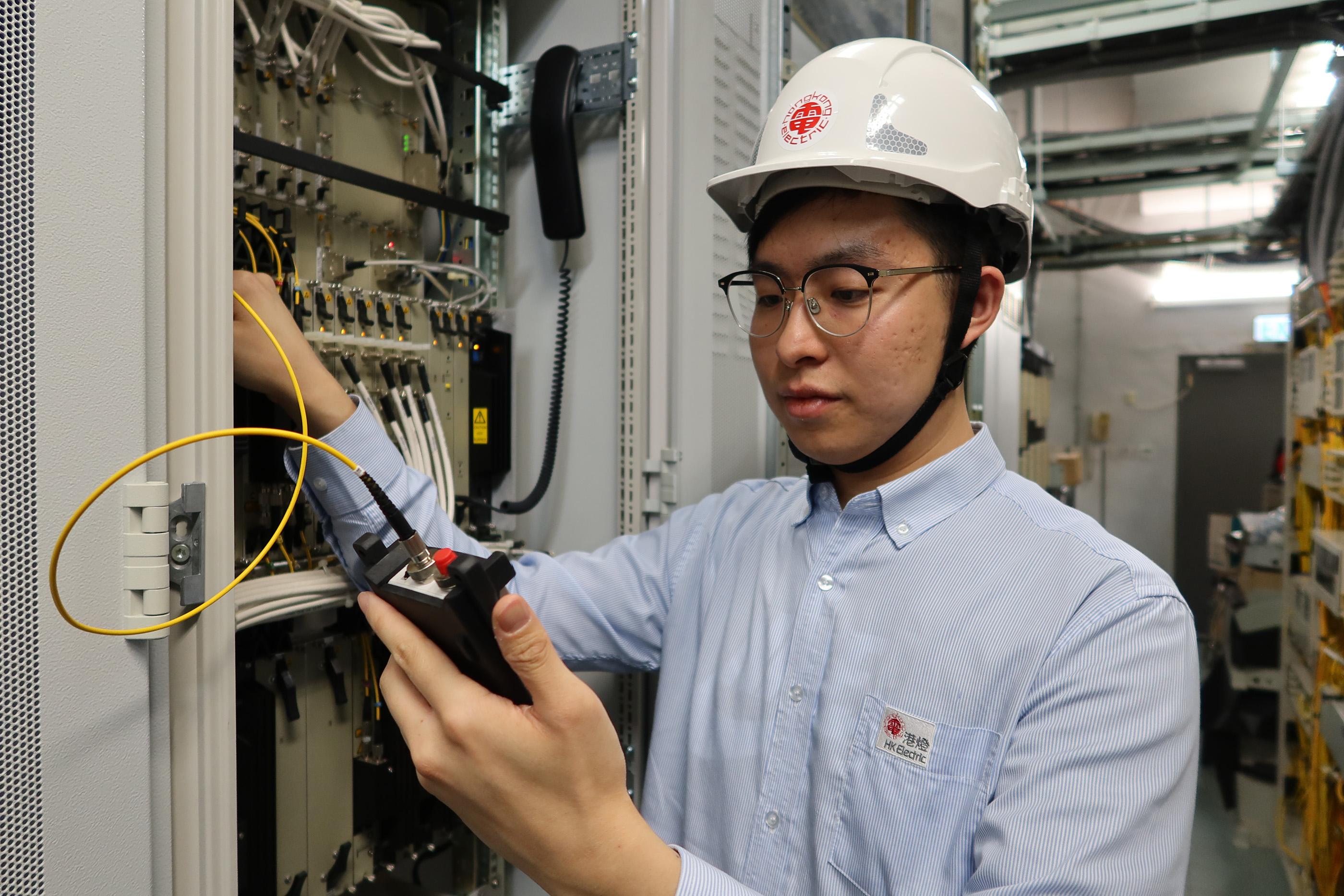 葉永浩在公司負責內部光纖通訊的維護和升級工程,確保系統控制中心能夠實時接 收輸電系統機電設備的監察信號和數據,保障供電可靠穩定。(港燈提供)