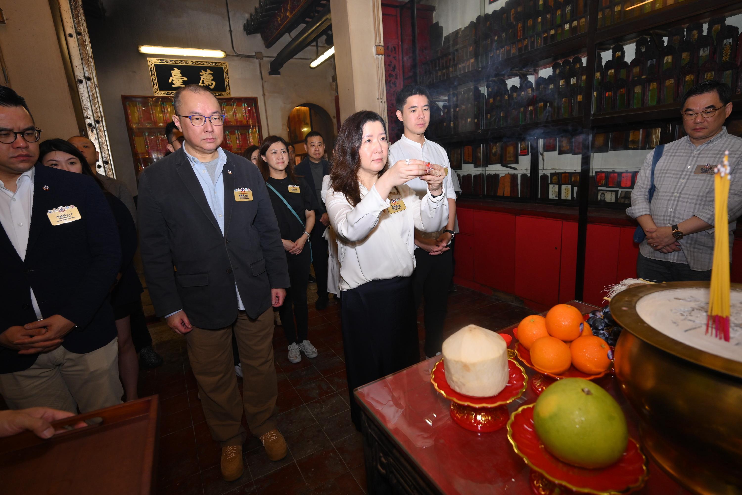 每年清明節,東華三院董事局會前往廣福祠參拜,圖為2024年4月4日東華三院董事參拜情況。(圖片來源:東華三院)