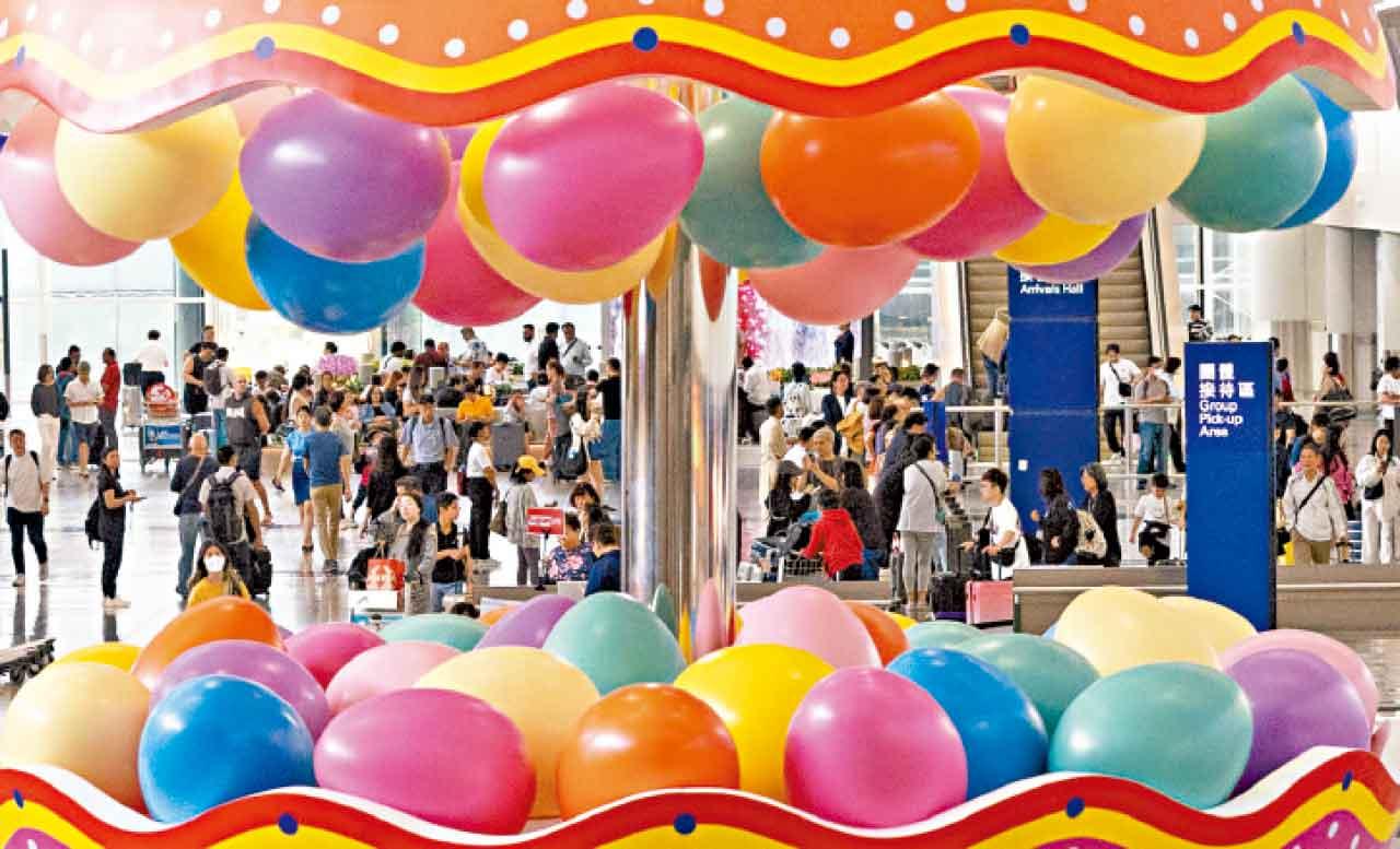 機場亦見大批旅客返港