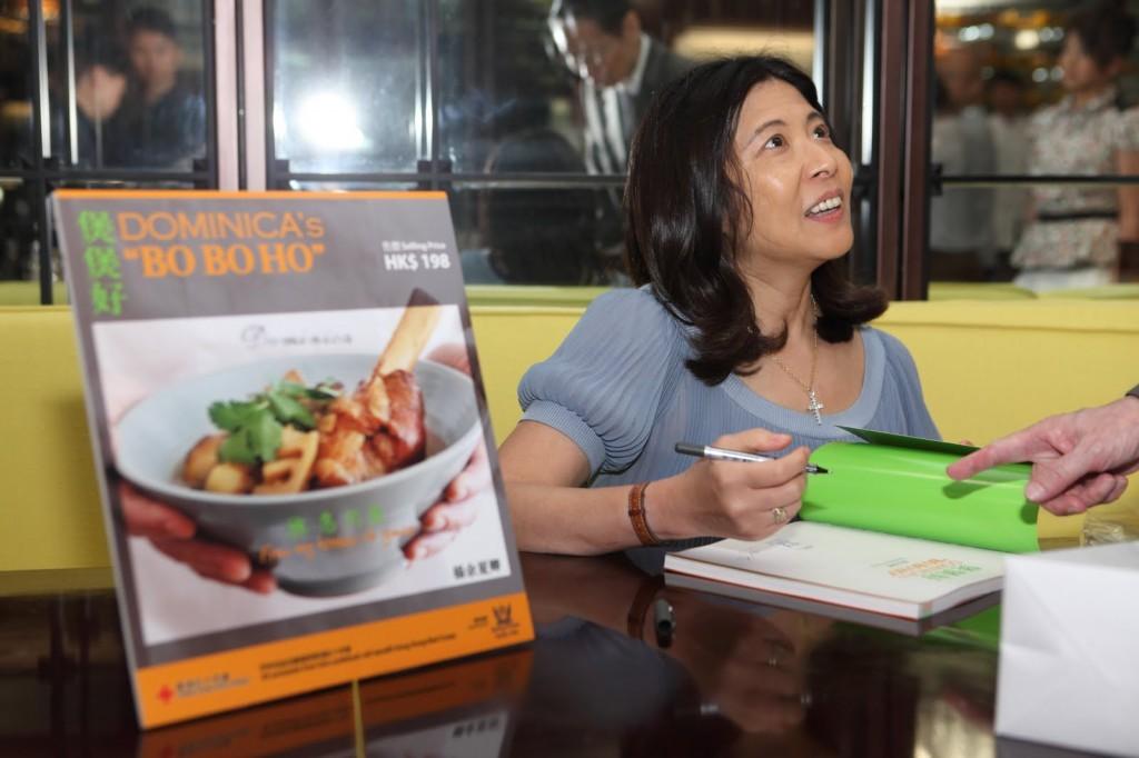 2011年筆者為她出版《煲煲好》。(作者提供)