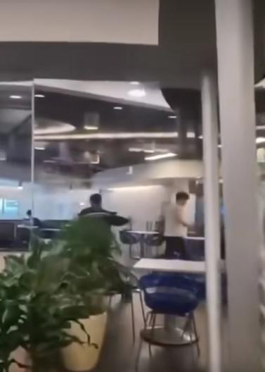 城市大學一名男學生大鬧飯堂,涉多宗罪被捕。(fb「香港突發事故報料區2.0」圖片)