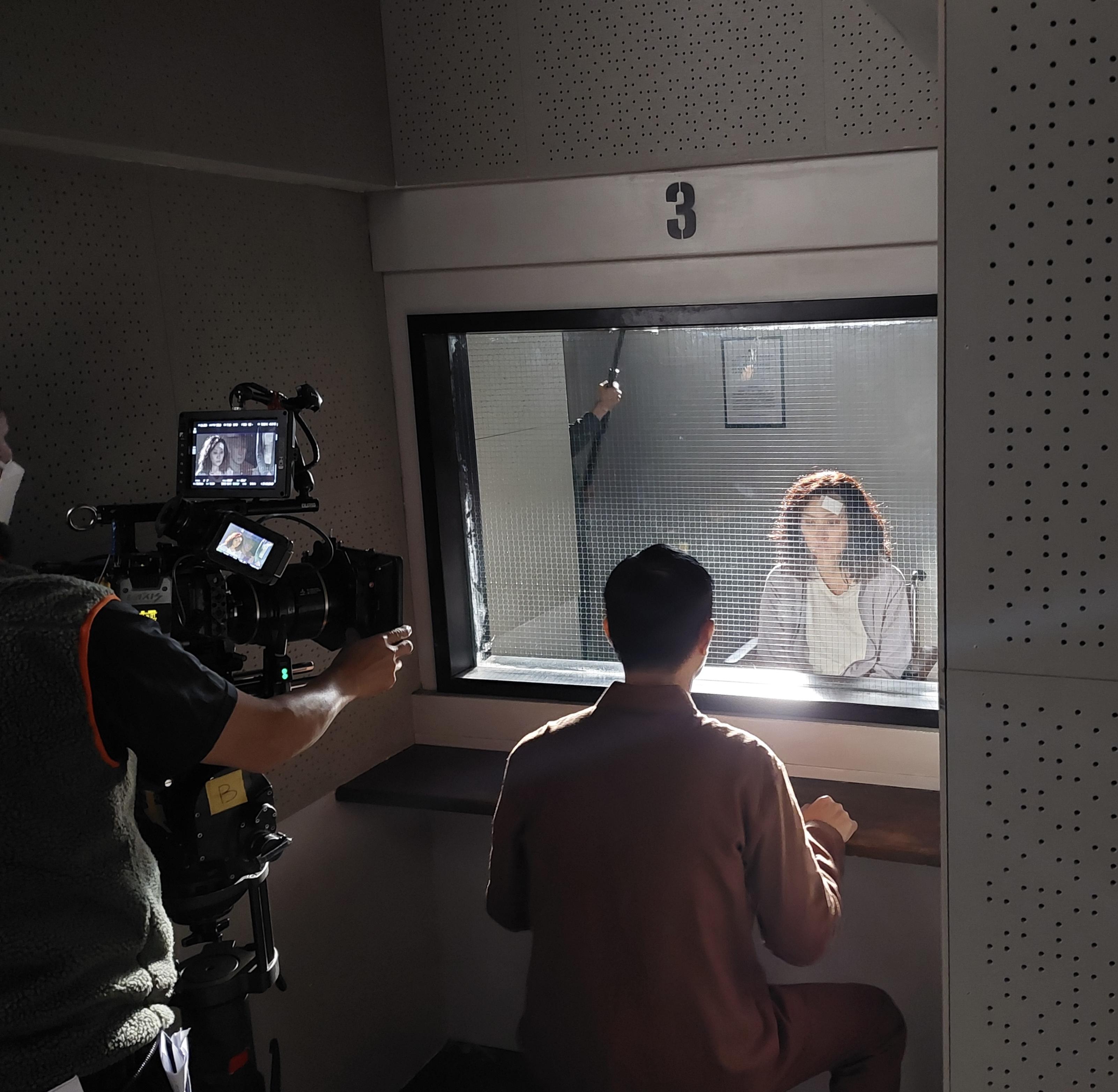 法拉拍攝到監獄探望家輝戲份。