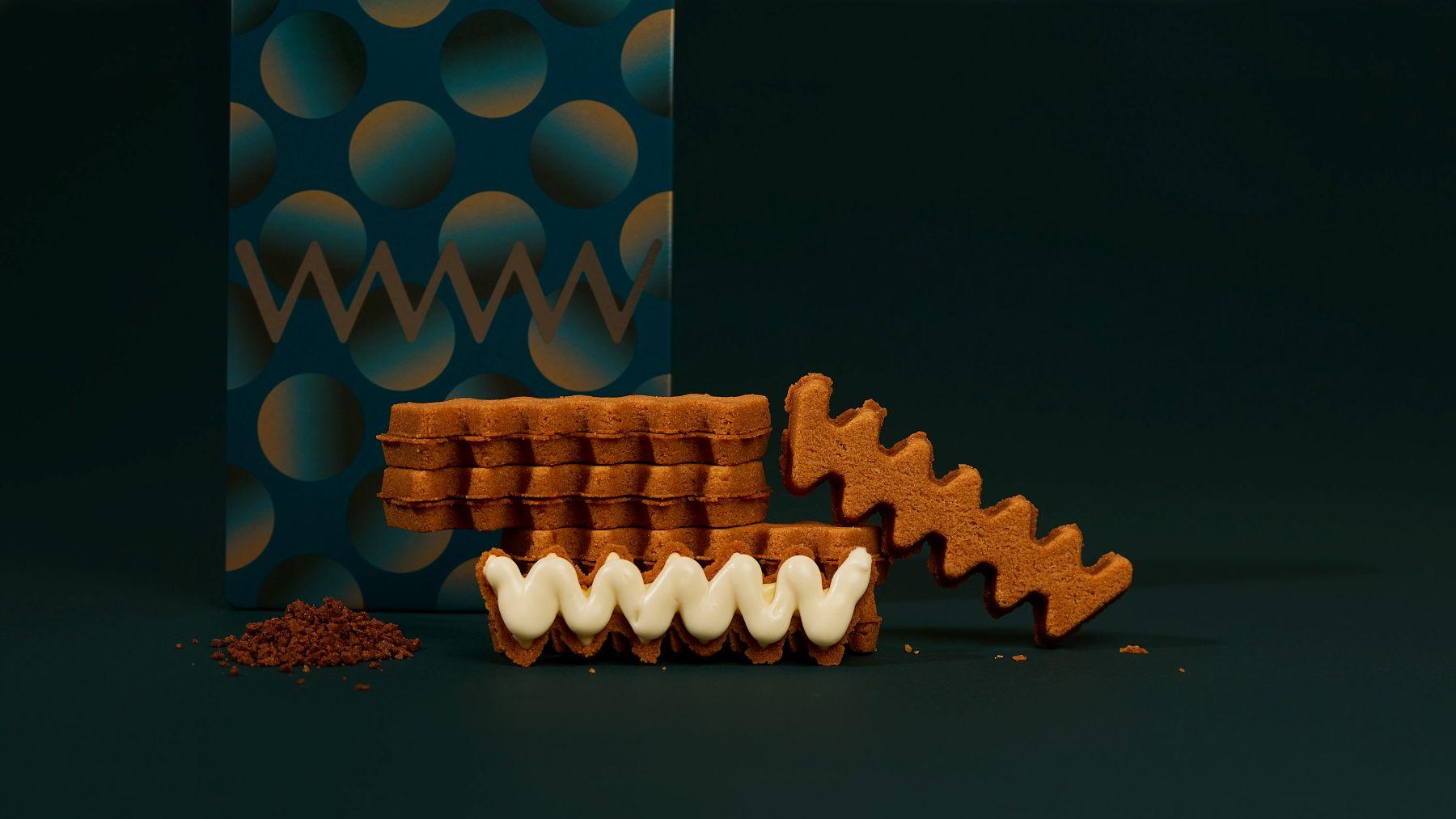 外層以壓制式烤製的杏仁曲奇,包裹著芝士及奶油,帶來豐富的香氣、鹹香和鮮味。