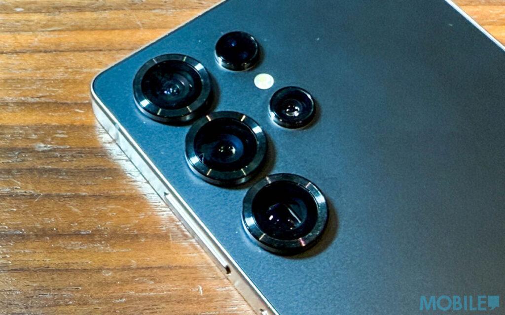 另一份流出的相機模組藍圖顯示,SAMSUNG 正在測試「三鏡頭萬用系統」,計畫透過1.5吋超大底感光元件與液態鏡頭技術,將超廣角與微距功能整合至單一鏡頭。