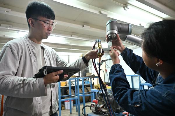 工程設備公司項目經理黎子健(左)表示,建造業創新及科技基金資助一些公司購置創科產品,有助業界提升安全、環保和效率。(政府新聞網圖片)