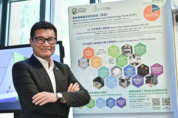 建造業議會執行總監鄭定寕指,基金近年特別推出應用安全智慧工地系統的資助計劃。(政府新聞網圖片)