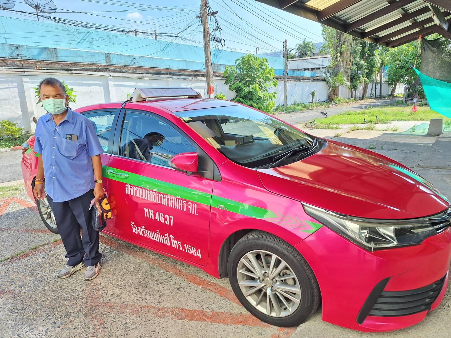 一名香港旅客搭的士前往曼谷素萬那普機場期間,把行李箱漏在的士車尾箱中,失主最終透過泰籍友人報警,成功找回司機取回逾10萬泰銖(約2.3萬港元)失物,當中有18,500港元現金。(網上圖片)