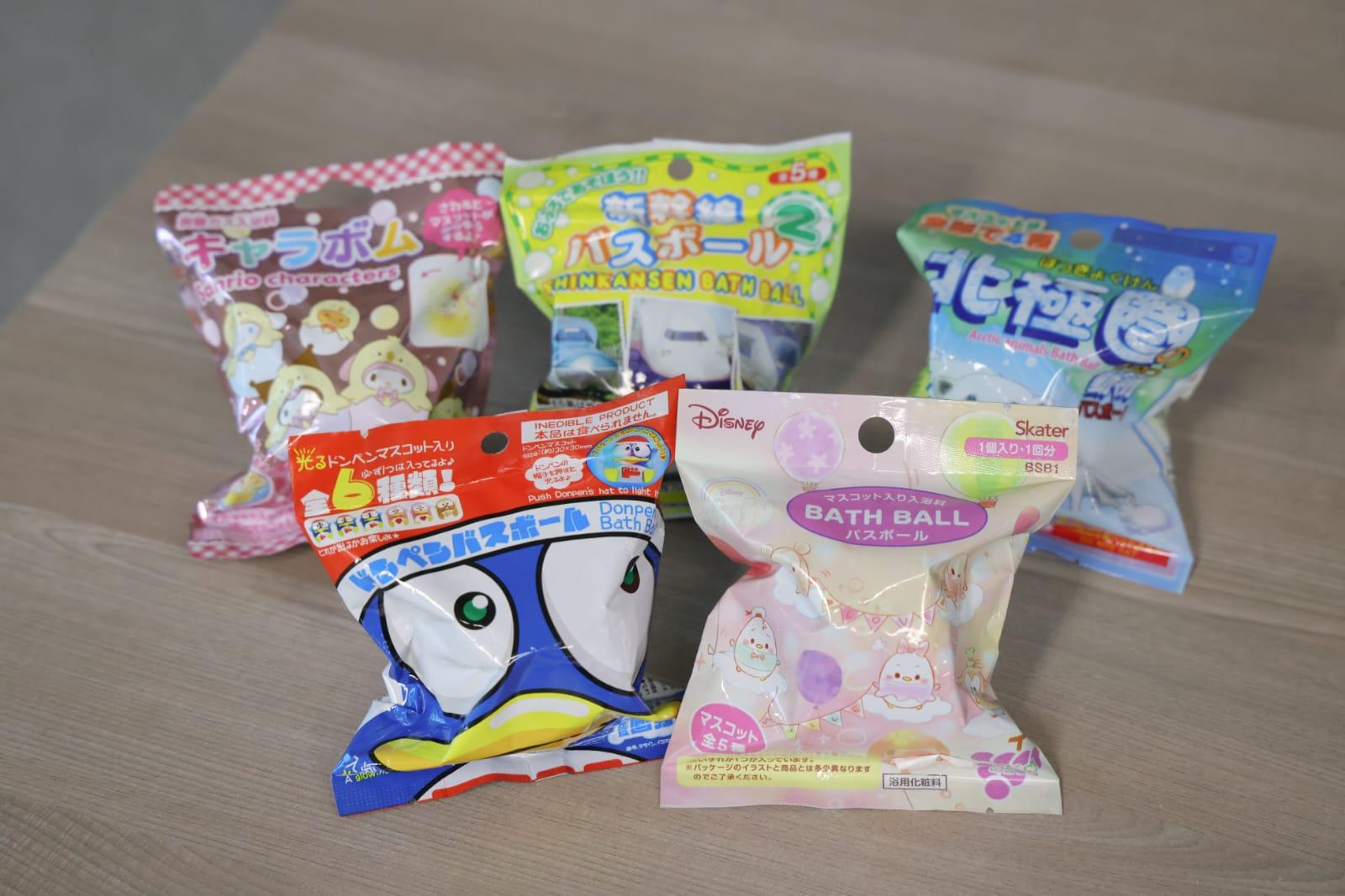 8款附有禮品的沐浴球樣本當中5款無標示說明。(吳康琦 攝)
