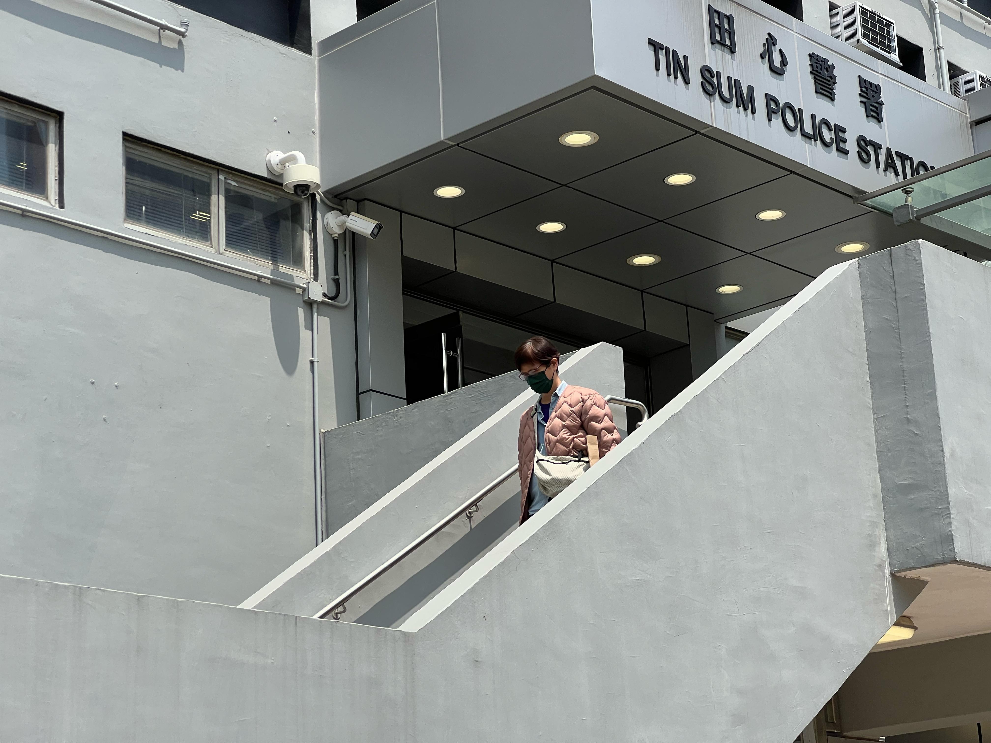 許穎婷母親彭淑英在田心警署完成調查,離開警署