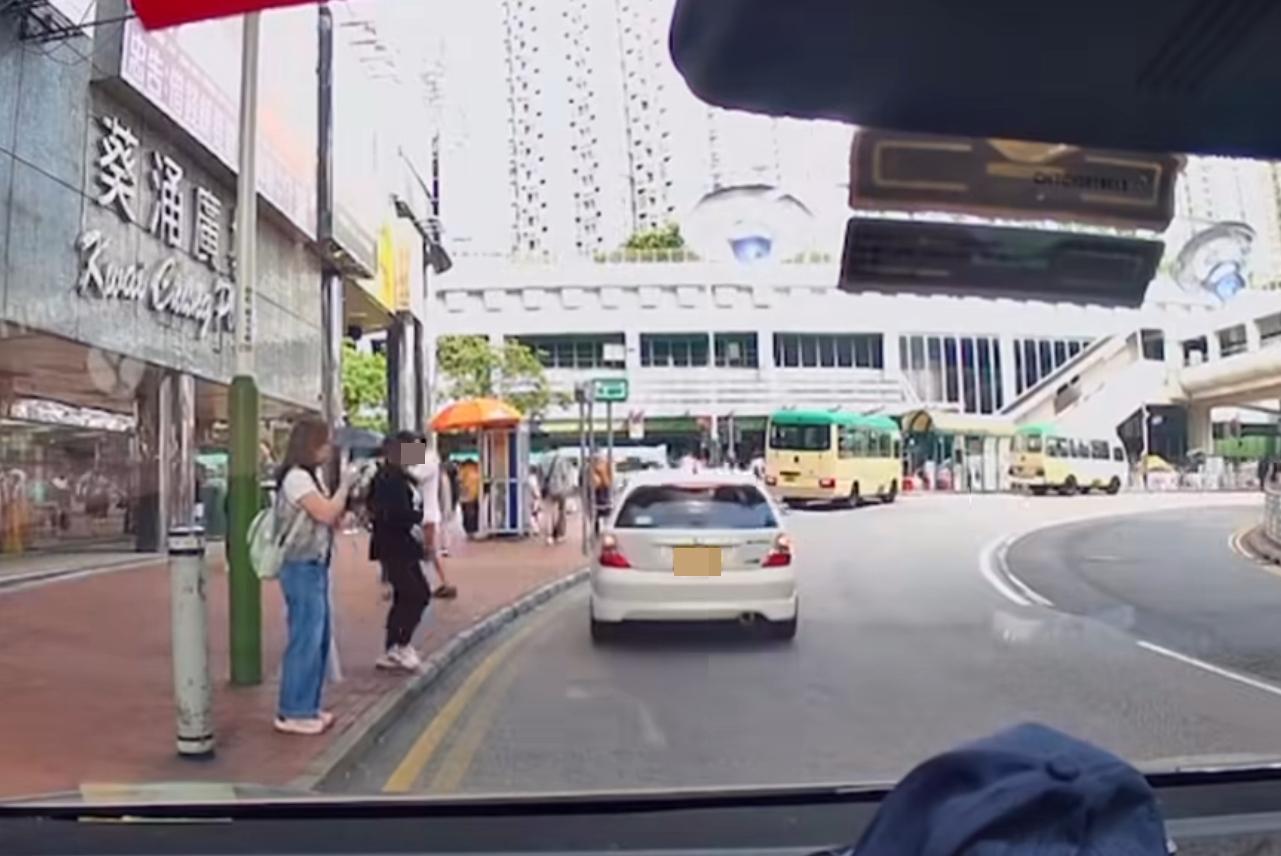 葵涌發生私家車撞倒途人不顧而去事件。(fb「車cam L(香港群組)」截圖)