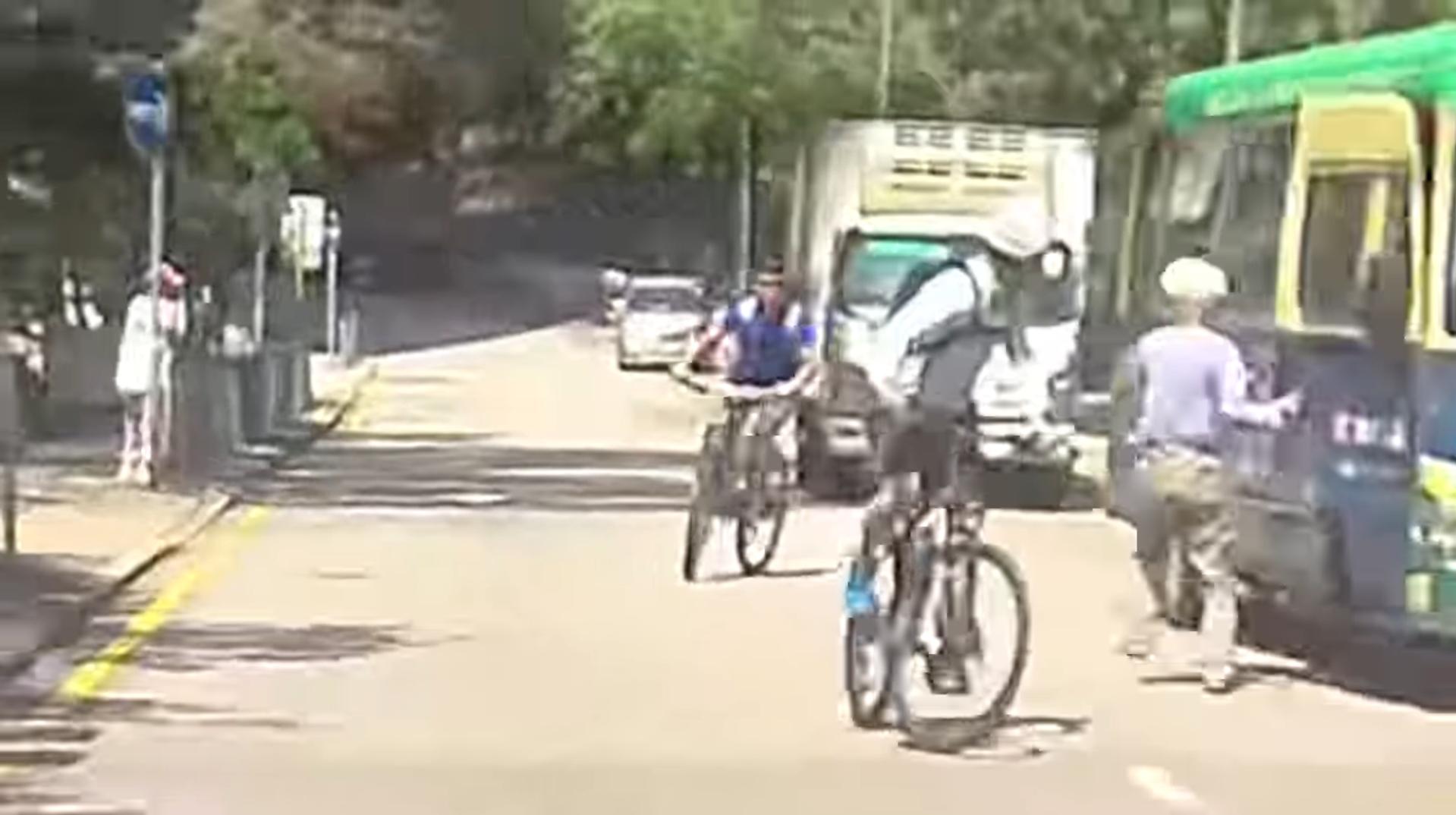 牛池灣發生小巴溜後意外。(fb「突發馬路車cam大全」圖片)