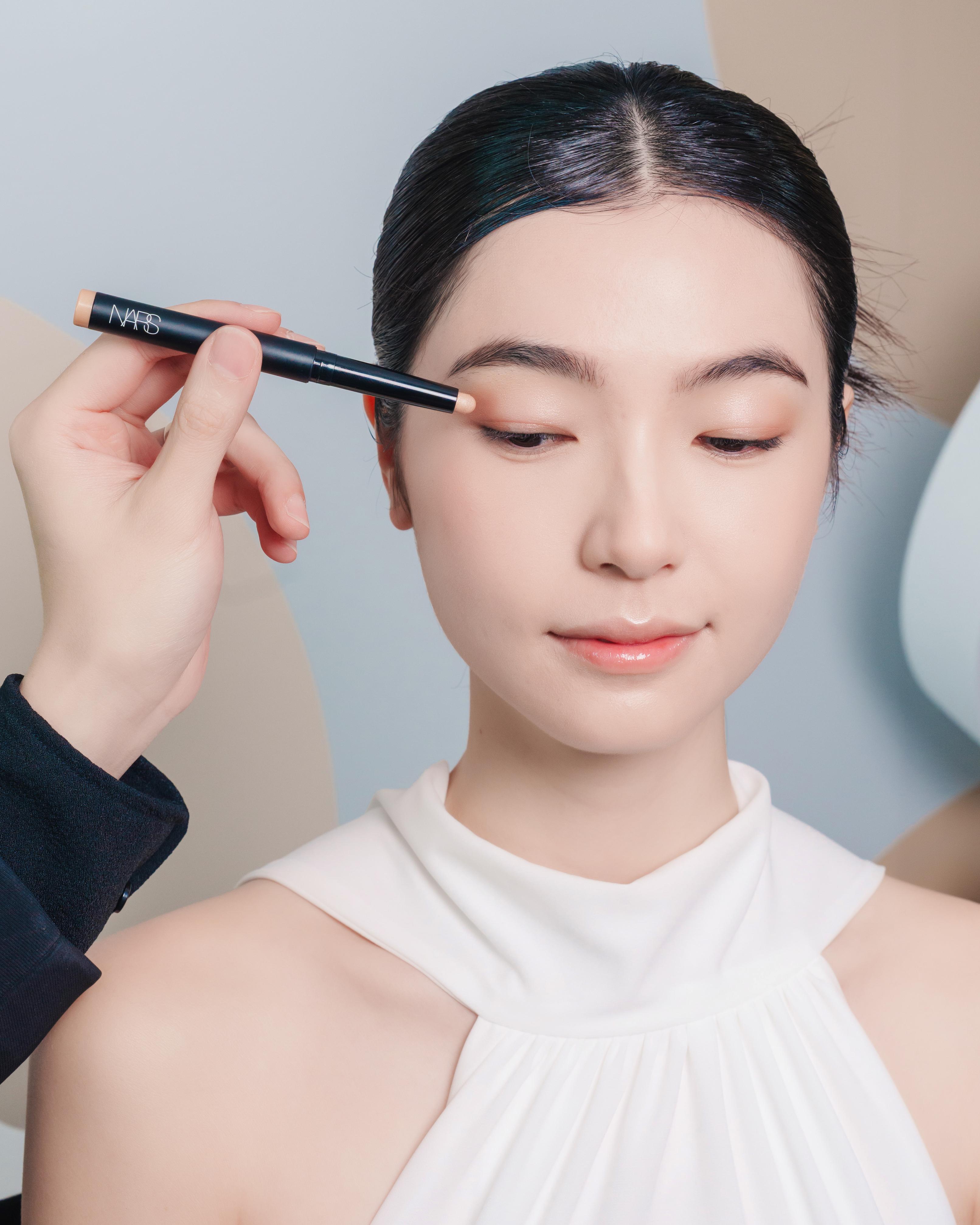 Step 5:柔和香檳眼妝