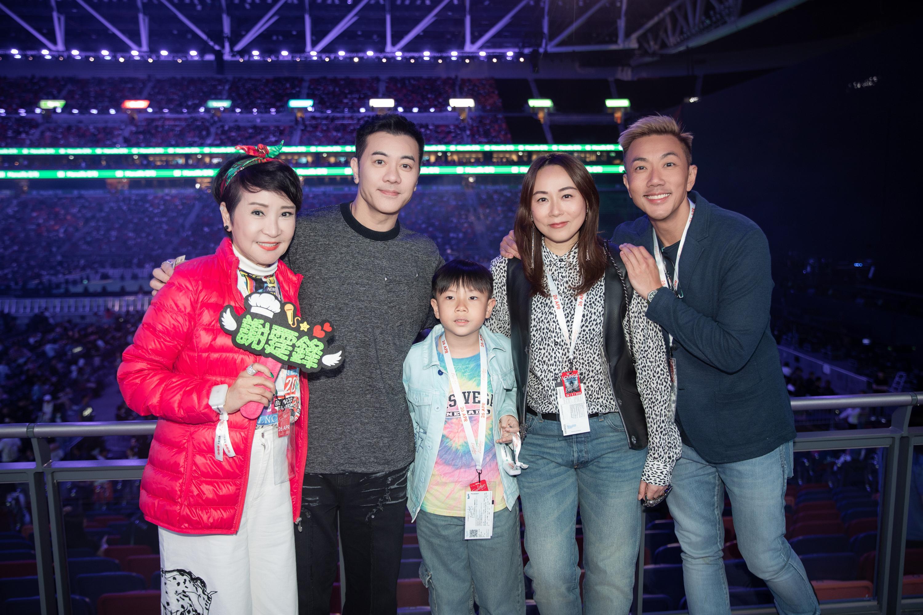 霆鋒第三場演出,延續「星光熠熠夜」,吸引半個香港娛樂圈名人到場。