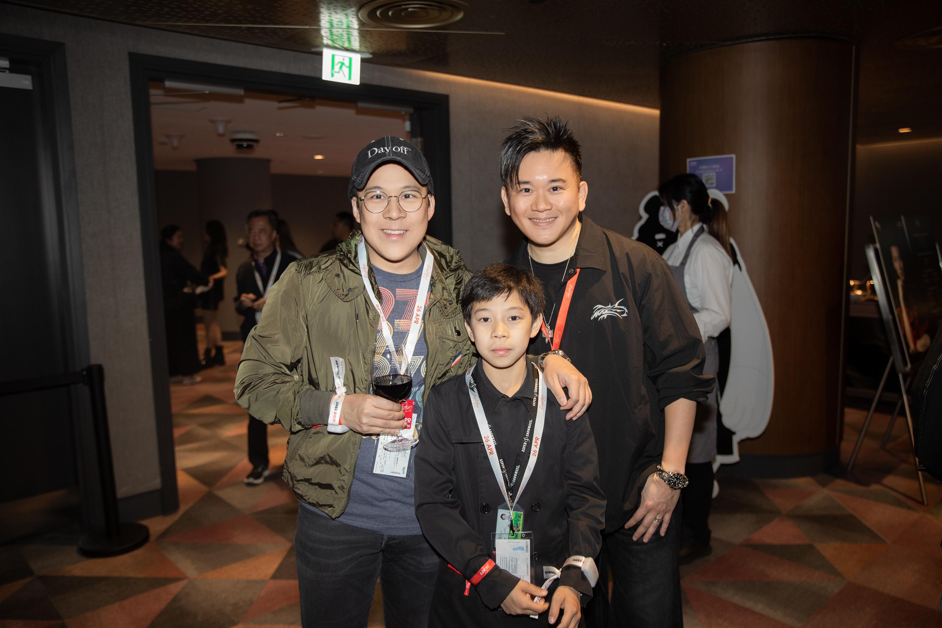 霍啟剛帶著兒子現身。