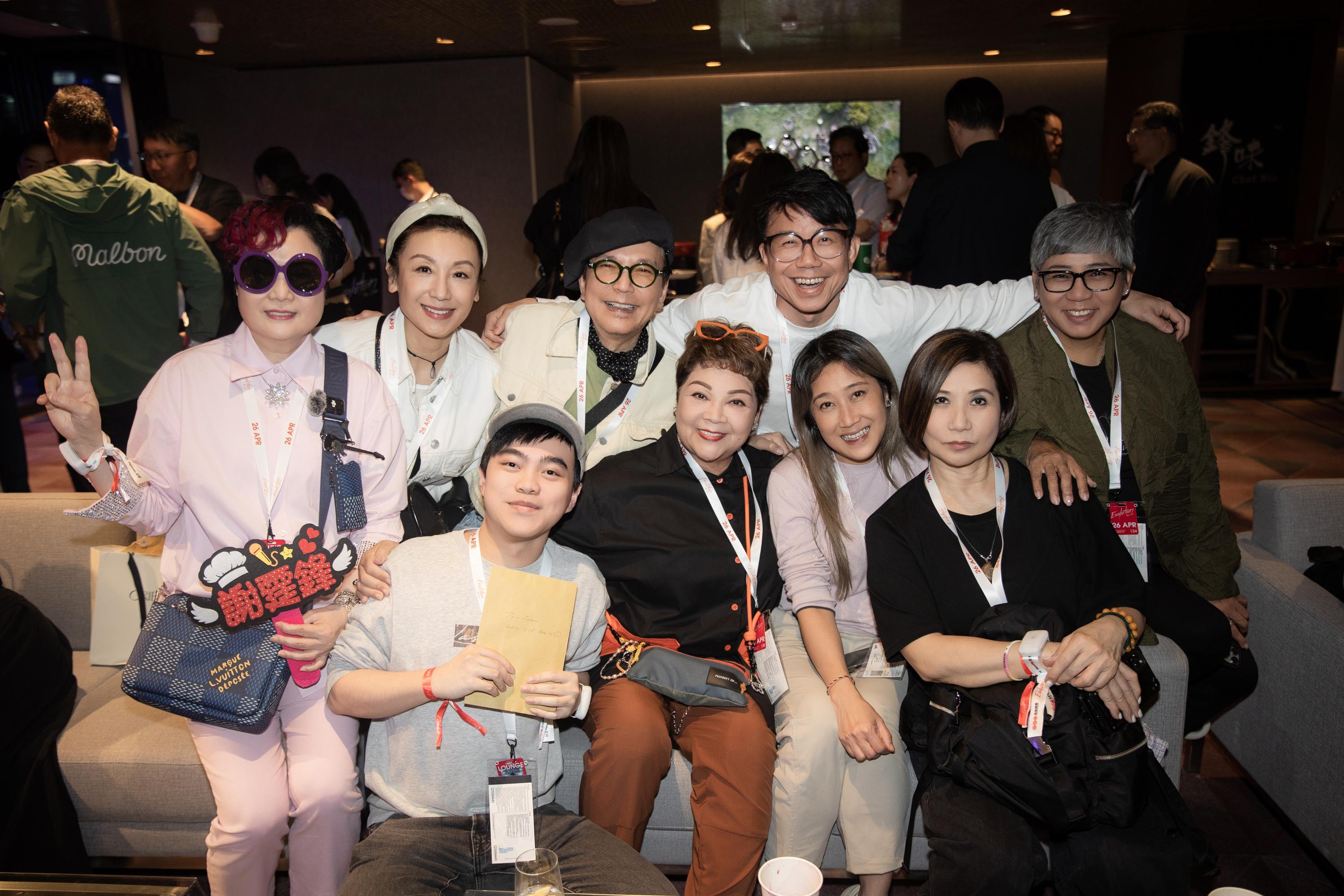 霆鋒第三場演出,延續「星光熠熠夜」,吸引半個香港娛樂圈名人到場。