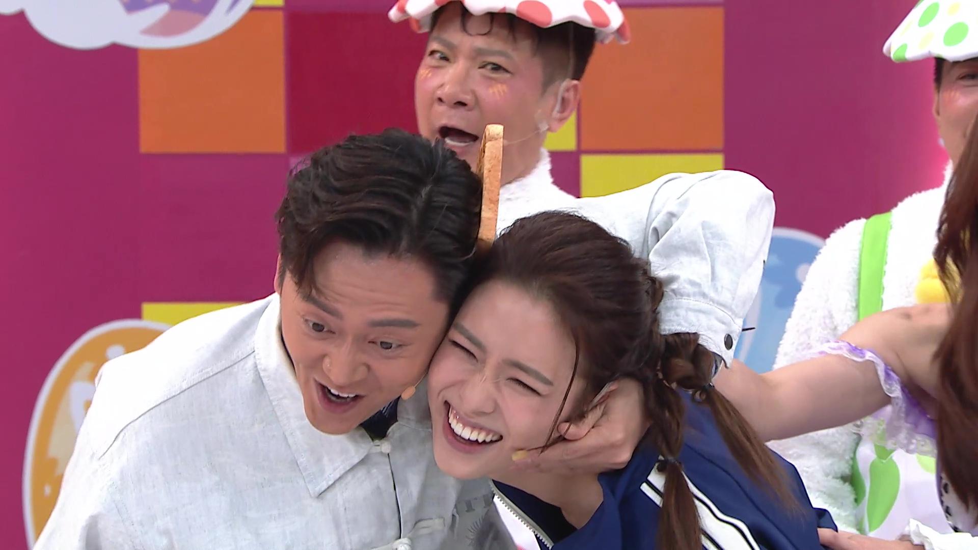 兩位可愛女神玩起遊戲上嚟都係也也烏。