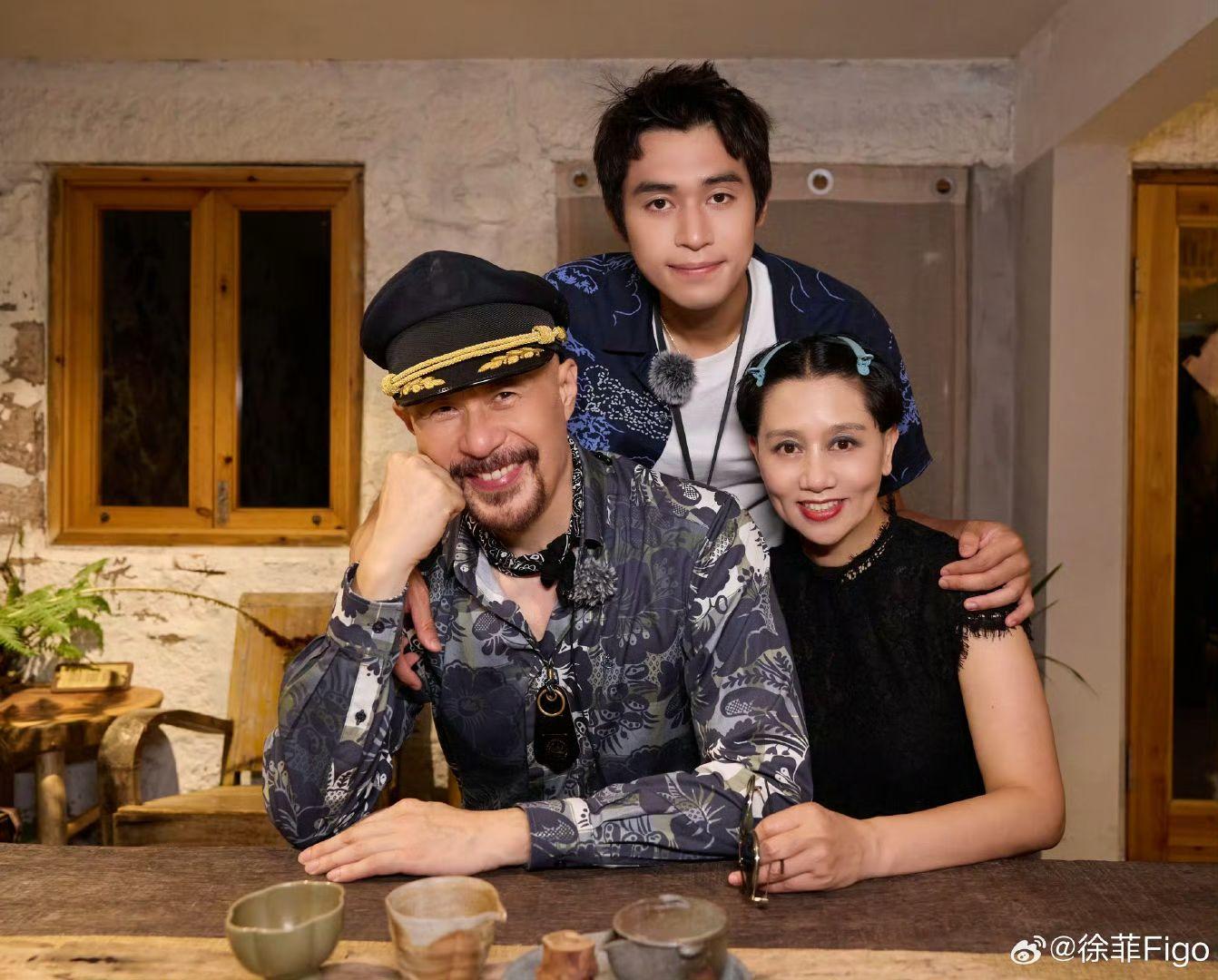 徐錦江與太太殷祝平育有兒子徐菲。