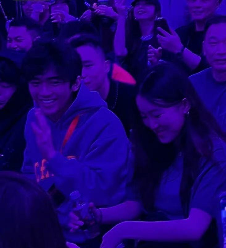 今晚輪到霆鋒的17歲大仔謝振軒及14歲二仔謝振南現身啟德體育園撐老竇。