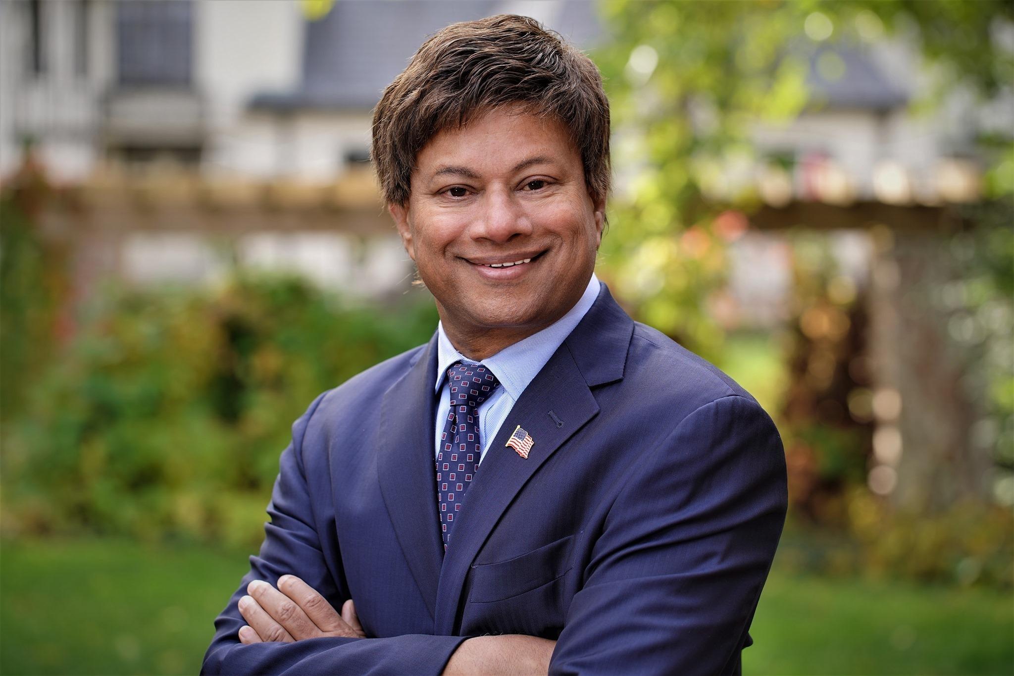 美國民主黨眾議員譚納達(Shri Thanedar)向國會提交彈劾特朗普的條文。(譚納達Fb圖)