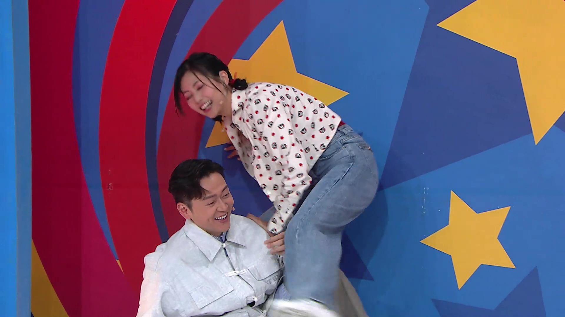 兩位可愛女神玩起遊戲上嚟都係也也烏。