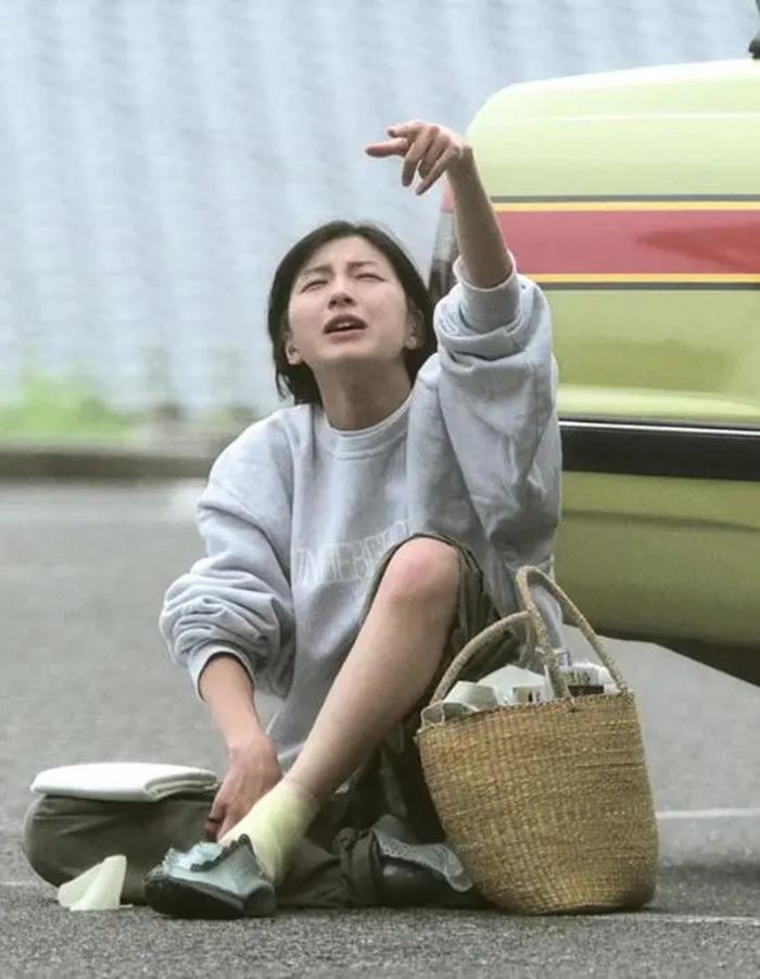 廣末行為異常有前科,2001年7月被發現坐街指手畫腳。