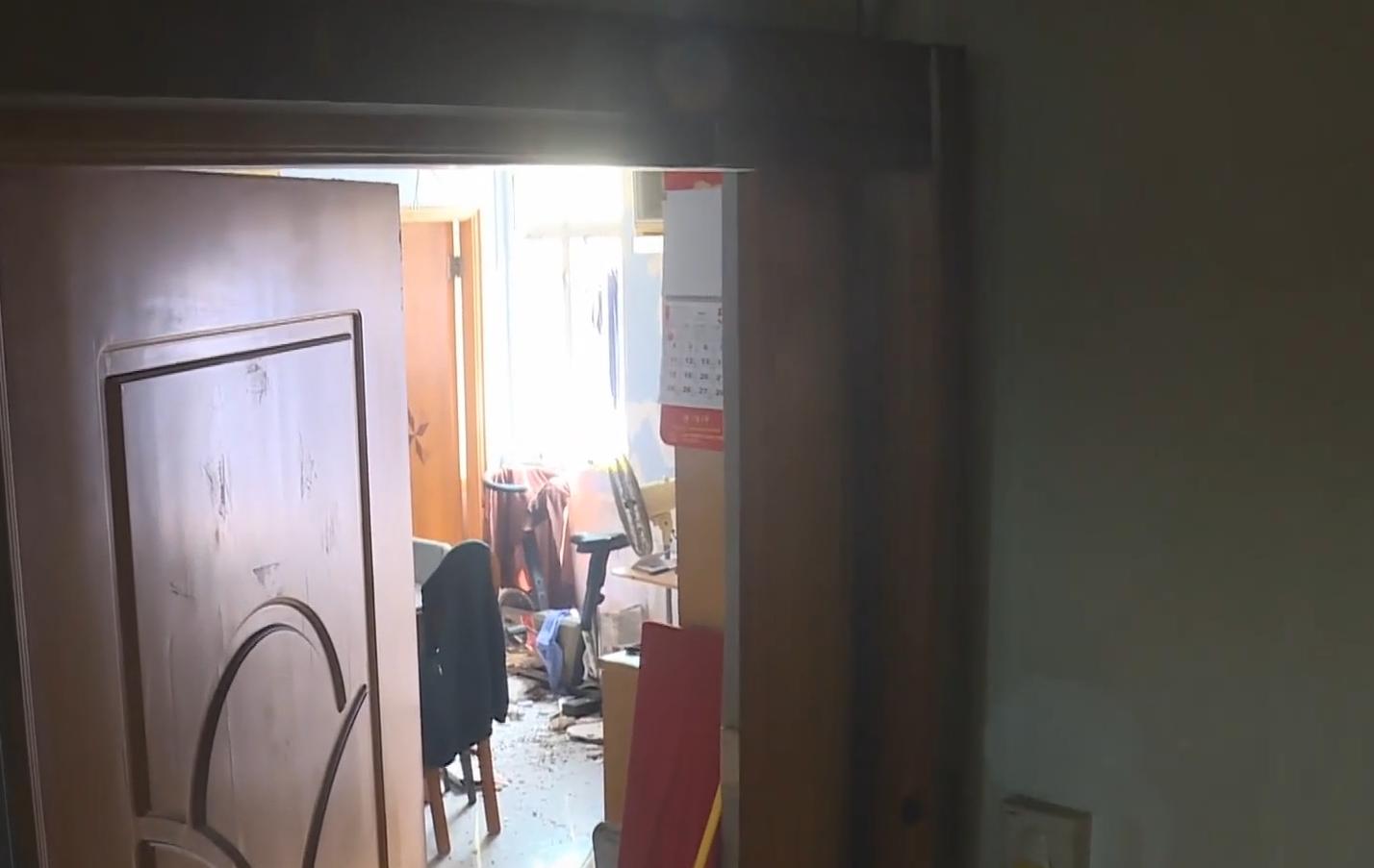 大角咀有住宅天花塌石屎。(有線電視新聞截圖)