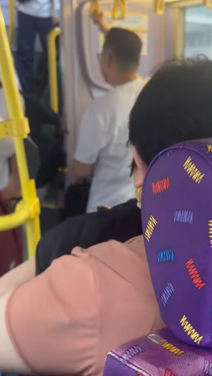 社交平台流傳一條影片,顯示一輛過海城巴行駛期間,一名大媽不滿年輕男子坐關愛座,當場指罵,年輕男即表示自己是傷殘人士,但該名女子要求他出示傷殘證。車上一名年長男子即代抱不平出言駁斥,但大媽仍然死撐,「我唔知佢係跛,又無拎枴杖」。facebook群組「香港交通及突發事故報料區」