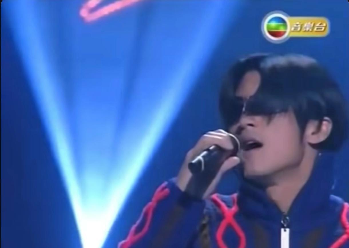 霆鋒2002年出席《勁歌金曲》季選時,唱出《完美啟示錄》卻哽咽無法唱下去。