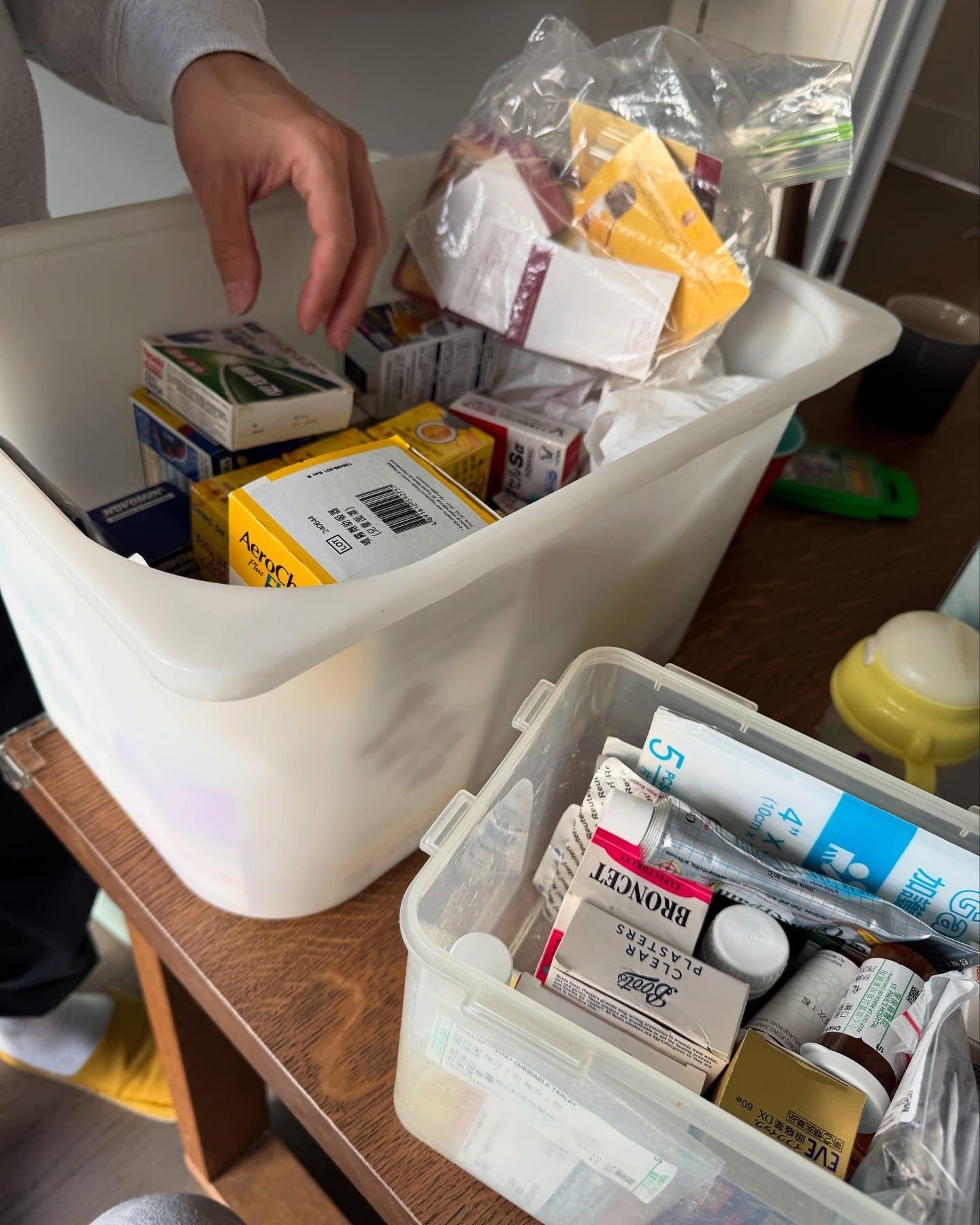 3母子假期無醫生睇,差不多清空屋企成個藥箱。