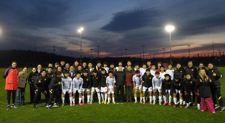 中國駐曼徹斯特總領事唐銳(前排右8)入場觀看U15國少選拔隊與曼聯青訓隊友賽。