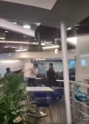 城市大學一名男學生大鬧飯堂,涉多宗罪被捕。(fb「香港突發事故報料區2.0」圖片)