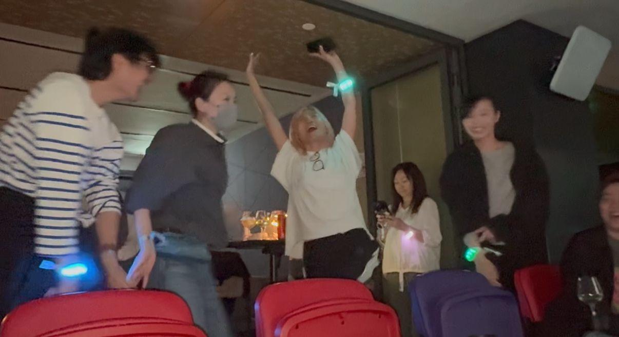 王菲現身啟德主場館為霆鋒陶醉應援。