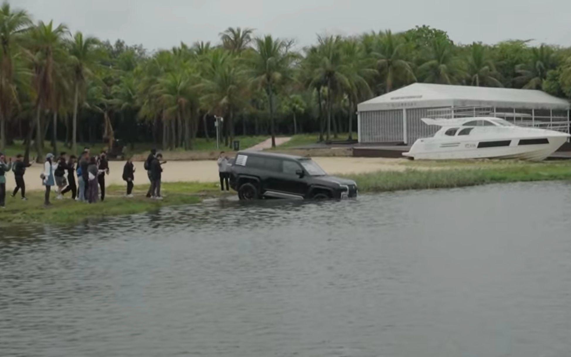 Speed連人帶車落水。