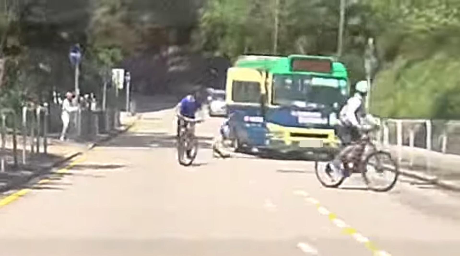 牛池灣發生小巴溜後意外。(fb「突發馬路車cam大全」圖片)