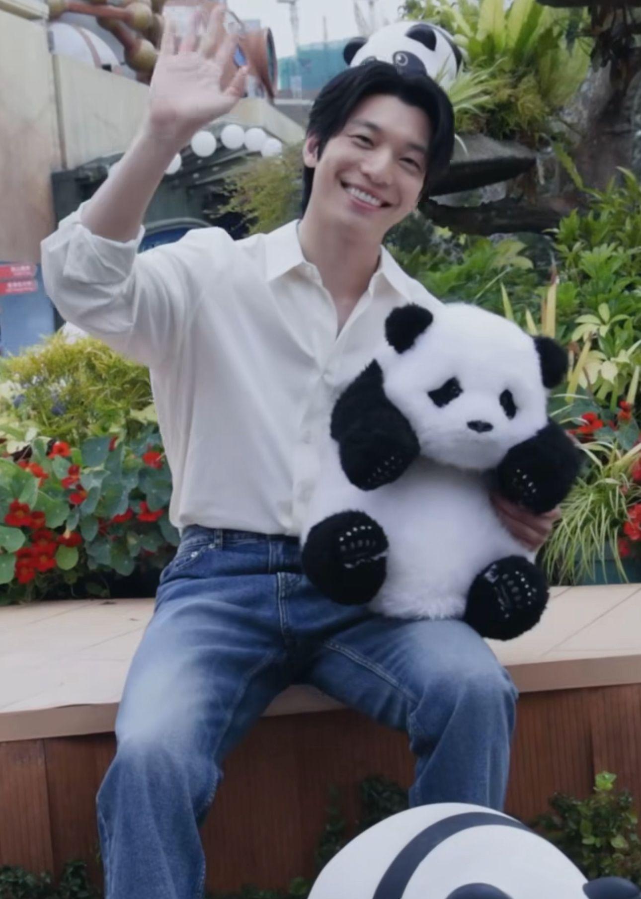 魏河俊獲旅發局安排,到海洋公園睇熊貓。