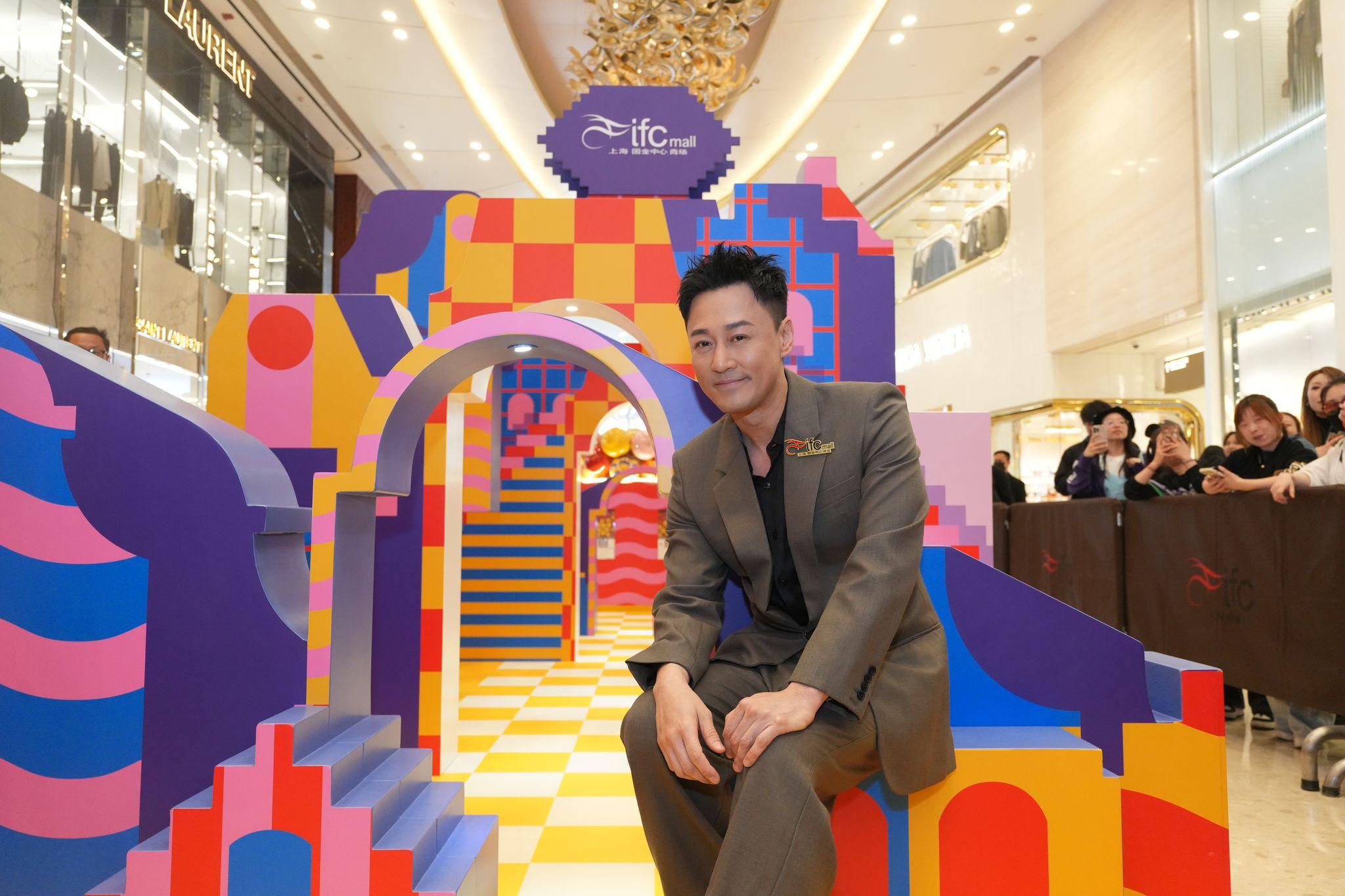 林峯昨日於上海國金中心商場出席活動,之後回港出席今晚舉行的《金像獎頒獎典禮》。