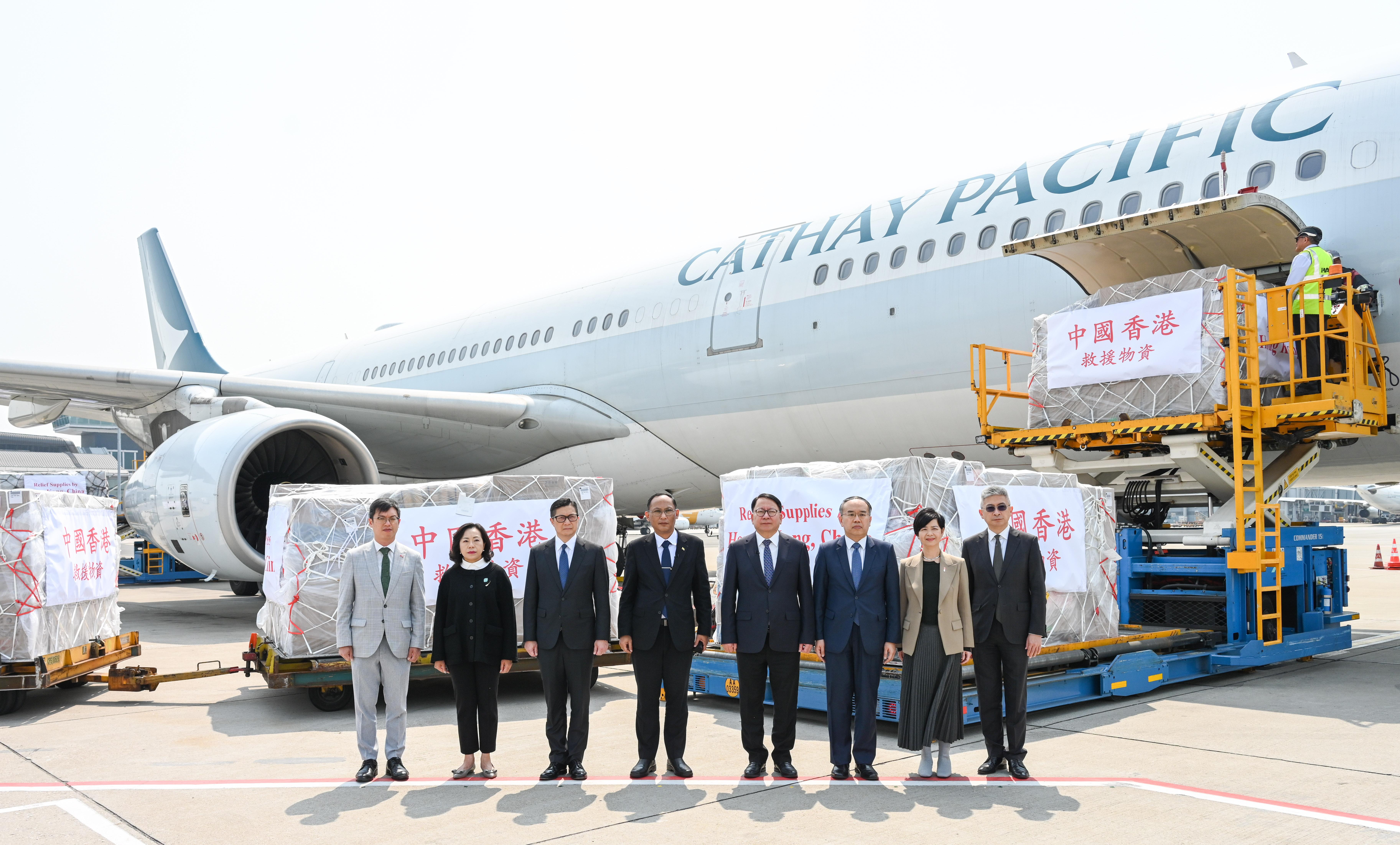 圖示(左起)勞工及福利局副局長何啟明、民政及青年事務局局長麥美娟、保安局局長鄧炳強、緬甸駐港總領事Han Win Naing、陳國基、財經事務及庫務局局長許正宇、房屋局局長何永賢和署理文化體育及旅遊局局長劉震。(政府新聞處)