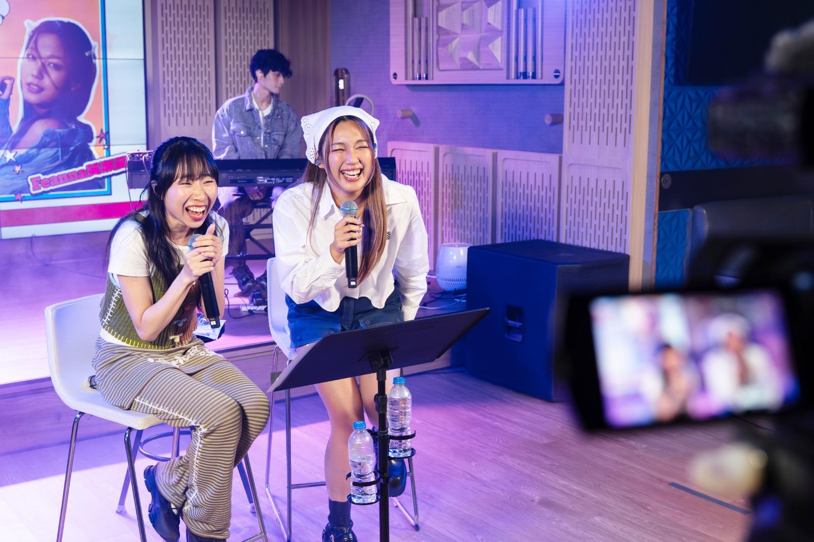 當晚Feanna跟麗英連唱《長腿叔叔》、《美少女戰士》、《多啦A夢》等大熱動漫歌曲。