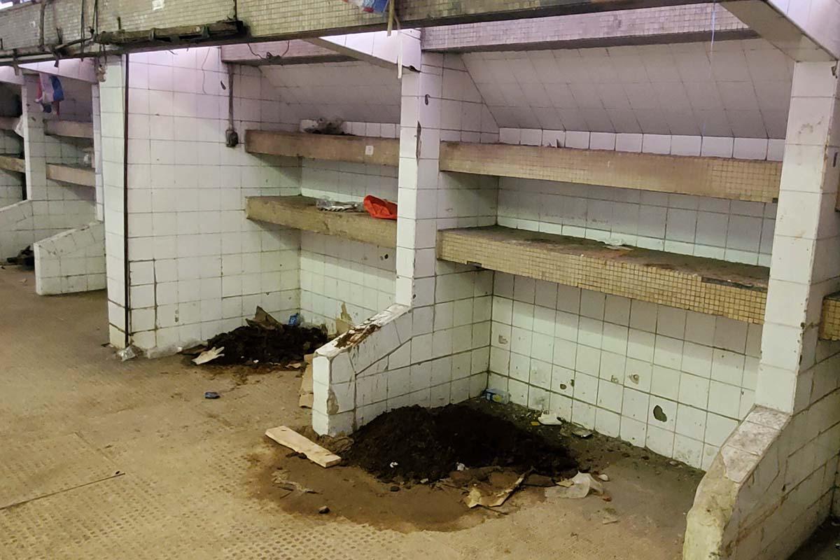 前旺角街市原有的磚牆攤檔間隔需要清拆。(韋志成網誌圖片)